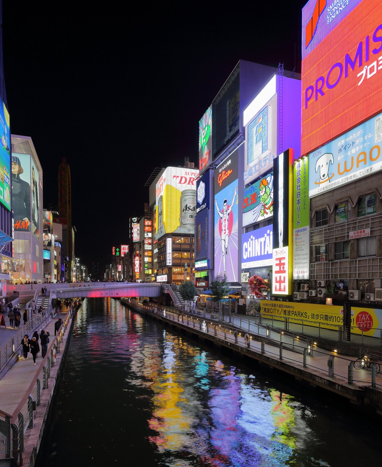 Le insegne di Dotonbori lungo il canale a Osaka